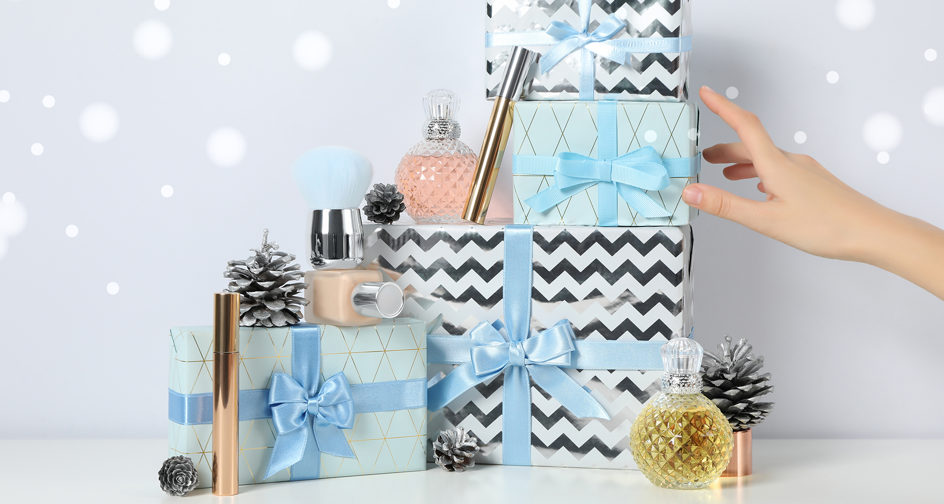 Kosmetyki na prezent dla bliskich – radzimy, jak sprawić radość rodzinie i znajomym
