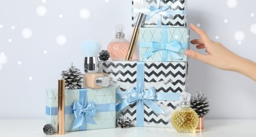 Kosmetyki na prezent dla bliskich – radzimy, jak sprawić radość rodzinie i znajomym